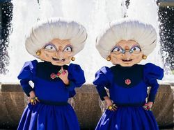 Aksi Keren Si Kembar yang Hobi Cosplay