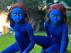 Aksi Keren Si Kembar yang Hobi Cosplay