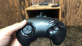 Hanya saja, Sega menggunakan port USB untuk colokan kontrolernya, yang merupakan standar kontroler Genesis dengan tiga tombol. Ada dua kontroler ini yang disertakan dalam paket penjualannya. Foto: Game Informer