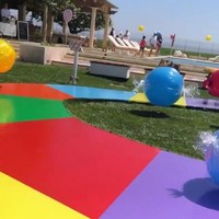 Taman luas di belakang rumah disulap menjadi ruang bermain dengan dekorasi warna-warni. Kim bahkan memanggil truk es krim untuk pesta serba manis itu. Foto: Instagram/@kimkardashian