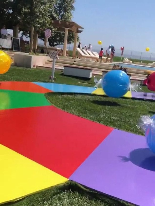 Taman luas di belakang rumah disulap menjadi ruang bermain dengan dekorasi warna-warni. Kim bahkan memanggil truk es krim untuk pesta serba manis itu. Foto: Instagram/@kimkardashian