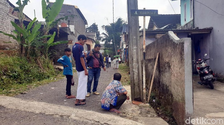 Warga Hanoman Sukabumi Kaget Asap ke Luar dari Bawah Tiang Beton Listrik Warga Hanoman Sukabumi Kaget Asap ke Luar dari Bawah Tiang Beton Listrik