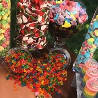 Camilan permen ada di berbagai pojok pesta ulang tahun North dan Penelope. Foto: Instagram/@kimkardashian