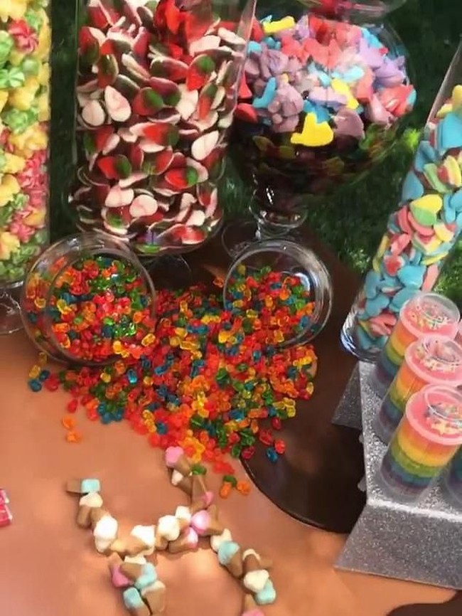 Camilan permen ada di berbagai pojok pesta ulang tahun North dan Penelope. Foto: Instagram/@kimkardashian