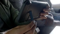Game konsol ini memiliki sandaran di bagian belakang untuk diletakkan di meja. Istimewa/Businessinsider.