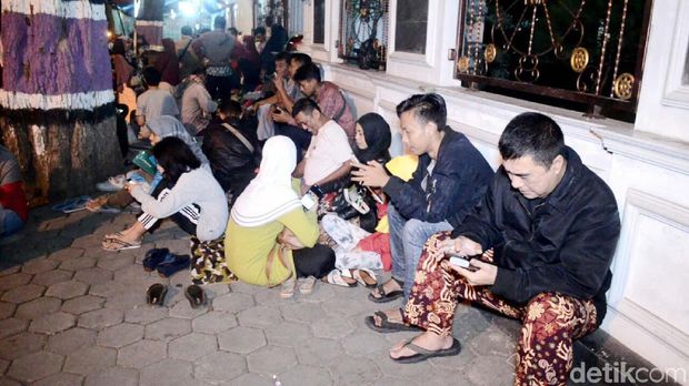 Orang tua menginap di depan SMPN 2 Purworejo, Minggu (16/6) malam. 