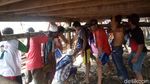 Foto: Tradisi Unik NTB, Angkat Rumah Ramai-ramai