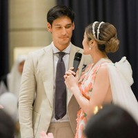 Sementara Richard Kyle tampil tampan dalam setelan jas khaki koleksi Wong Hang Tailor. Foto: Instagram/@inijedar