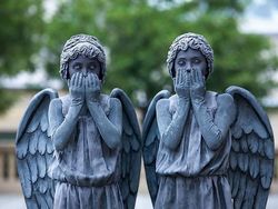 Aksi Keren Si Kembar yang Hobi Cosplay