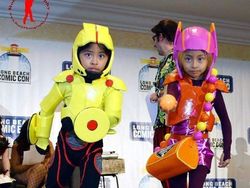 Aksi Keren Si Kembar yang Hobi Cosplay