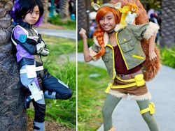 Aksi Keren Si Kembar yang Hobi Cosplay