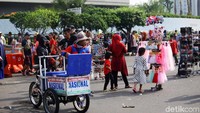 Car free day juga diramaikan oleh pedagang kaki lima (PKL).