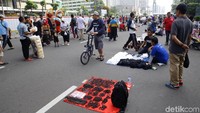 Para pedagang kaki lima menggelar lapaknya di jalanan. 