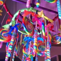 Pesta bertema negeri permen ini juga dilengkapi hutan lolipop. Ada berbagai macam lolipop beragam ukuran menggantung seolah menjadi pohon. Tak hanya itu, ada pula kastil dari balon untuk menambah kesenangannya. Foto: Instagram/@kimkardashian