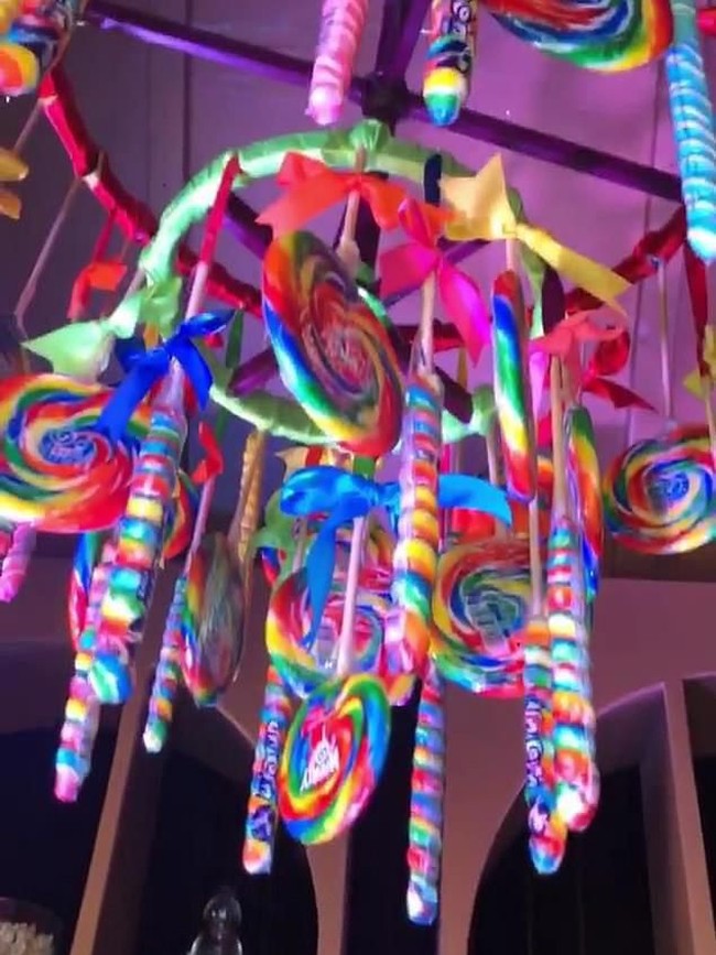 Pesta bertema negeri permen ini juga dilengkapi hutan lolipop. Ada berbagai macam lolipop beragam ukuran menggantung seolah menjadi pohon. Tak hanya itu, ada pula kastil dari balon untuk menambah kesenangannya. Foto: Instagram/@kimkardashian