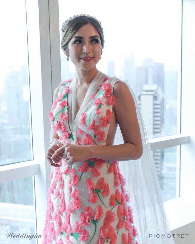 Ibu satu anak ini melengkapi penampilannya dengan aksesori berupa tiara dan anting koleksi EPA BRIDAL. Perhiasan mutiara tersebut membuat Jedar terlihat bak putri. Foto: Instagram/@inijedar