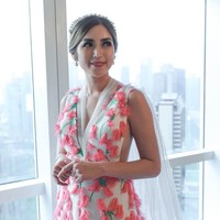 Ibu satu anak ini melengkapi penampilannya dengan aksesori berupa tiara dan anting koleksi EPA BRIDAL. Perhiasan mutiara tersebut membuat Jedar terlihat bak putri. Foto: Instagram/@inijedar