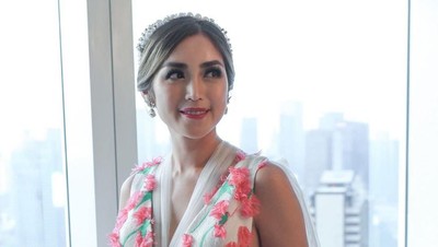 Cantiknya Jessica Iskandar Pakai Gaun Penuh Bunga Saat Tunangan