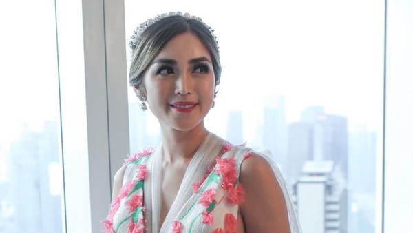 Cantiknya Jessica Iskandar Pakai Gaun Penuh Bunga Saat Tunangan