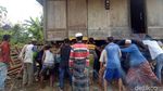 Foto: Tradisi Unik NTB, Angkat Rumah Ramai-ramai