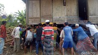 Rumah yang bisa dipindahkan ini adalah Uma Panggung atau rumah kayu, rumah ini adalah rumah adat nya warga Dompu yang hingga kini masih digunakan untuk tempat tinggal. (Faruk Nickyrawi/detikcom)