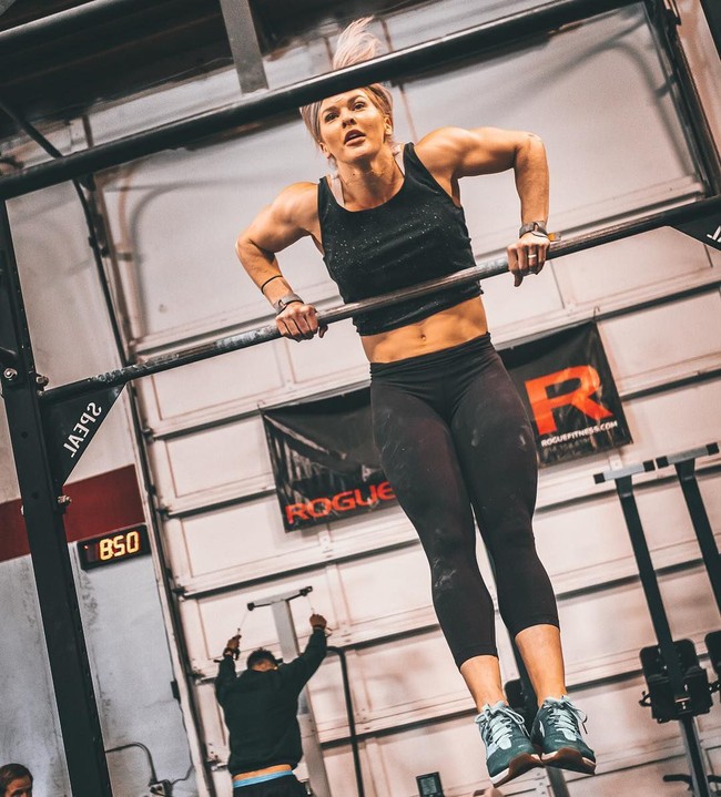 Bekerja sebagai pelatih fitnes, tak heran jika Brooke Ence memiliki tubuh atletis dan sehat. Namun penampakan tubuhnya menarik perhatian netizen karena sangat berotot seperti atlet binaraga. Foto: Instagram/@brookeence