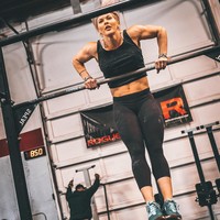 Bekerja sebagai pelatih fitnes, tak heran jika Brooke Ence memiliki tubuh atletis dan sehat. Namun penampakan tubuhnya menarik perhatian netizen karena sangat berotot seperti atlet binaraga. Foto: Instagram/@brookeence