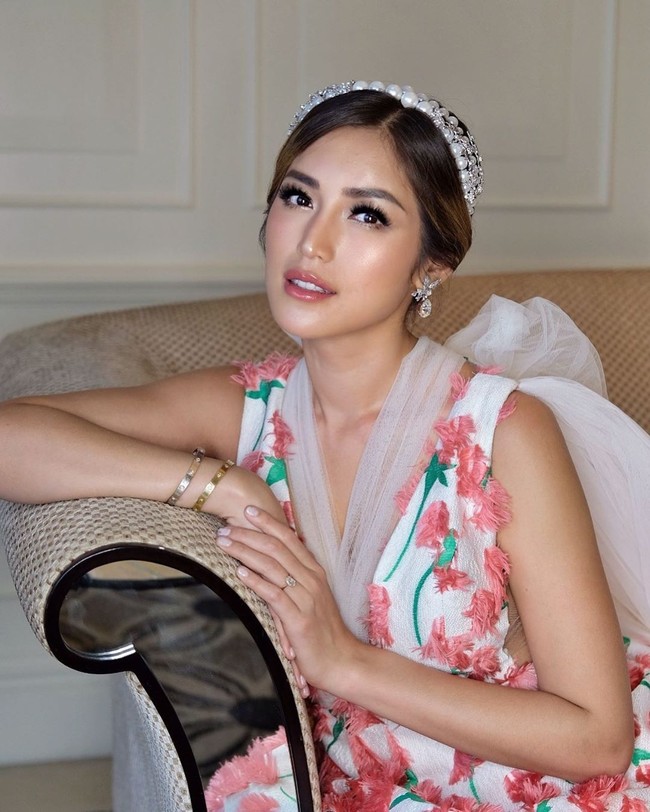 Makeup nuansa nude pink menonjolkan kecantikan dan kulit sehat Jessica Iskandar. Dikreasikan oleh makeup artist asal Bali, Lona Makeup. Foto: Instagram/@lonamakeup