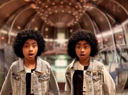 Aksi Keren Si Kembar yang Hobi Cosplay