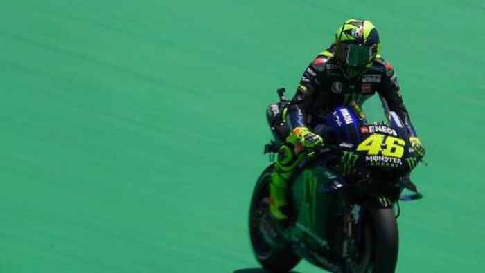 Valentino Rossi sudah dua tahun tak mampu juara di MotoGP. (Foto: LLUIS GENE / AFP)