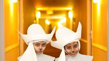 Chihiro dan Chieko meniru gaya Sisters of Plenitude, biarawati dan dokter dari serial televisi Doctor Who. Foto: Chihiro and Chieko via Bored Panda