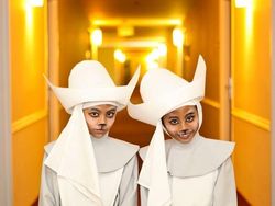 Aksi Keren Si Kembar yang Hobi Cosplay