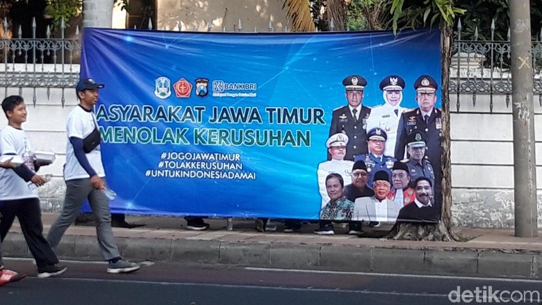 Spanduk Tolak Kerusuhan Hiasi Sudut Kota Surabaya Spanduk Tolak Kerusuhan Hiasi Sudut Kota Surabaya