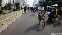 Selama kegiatan berlangsung, tampak sejumlah masyarakat berolahraga seperti bersepeda.