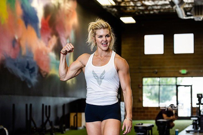 Saat malam hari biasanya Brooke tidak makan terlalu banyak. Wanita dengan tinggi badan 173 cm dan bobot 68 kg ini memilih menu yoghurt tanpa lemak, protein shake dan sereal. Foto: Instagram/@brookeence