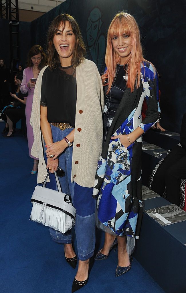 Yasmin dan putri pertamanya, Amber, berselisih usia 25 tahun. Namun ketika keduanya bersanding bersama dalam foto, mereka tampak seperti kakak-adik, bahkan seumuran. Foto: Getty Images