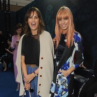 Yasmin dan putri pertamanya, Amber, berselisih usia 25 tahun. Namun ketika keduanya bersanding bersama dalam foto, mereka tampak seperti kakak-adik, bahkan seumuran. Foto: Getty Images