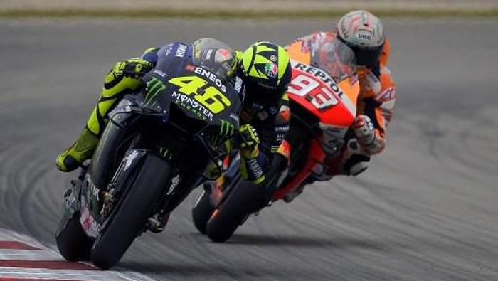Monster Energy Yamahas Italian rider Valentino Rossi (L) and Repsol Honda Teams Spanish rider Marc Marquez ride during the Catalunya MotoGP Grand Prix first free practice session at the Catalunya racetrack in Montmelo, near Barcelona, on June 14, 2019. (Photo by LLUIS GENE / AFP)