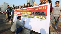 Mereka juga menggalang tanda tangan dukungan.