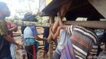 Foto: Tradisi Unik NTB, Angkat Rumah Ramai-ramai