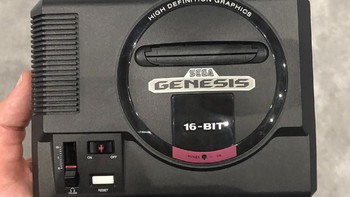Berdasarkan situs resminya, paket pembelian dari Genesis Mini atau Mega Drive Mini akan meliputi satu buah konsol, dua unit control pad, USB power adapter, kabel power, dan kabel HDMI. Foto: Game Informer