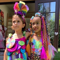 North West dan Penelope Disick sebagai bintang acara memakai baju bertema permen sesuai tema pesta. Keduanya tampil menggemaskan dengan gaun dan aksesori rambut berwarna-warni. Foto: Instagram/@kimkardashian