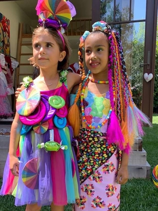 North West dan Penelope Disick sebagai bintang acara memakai baju bertema permen sesuai tema pesta. Keduanya tampil menggemaskan dengan gaun dan aksesori rambut berwarna-warni. Foto: Instagram/@kimkardashian