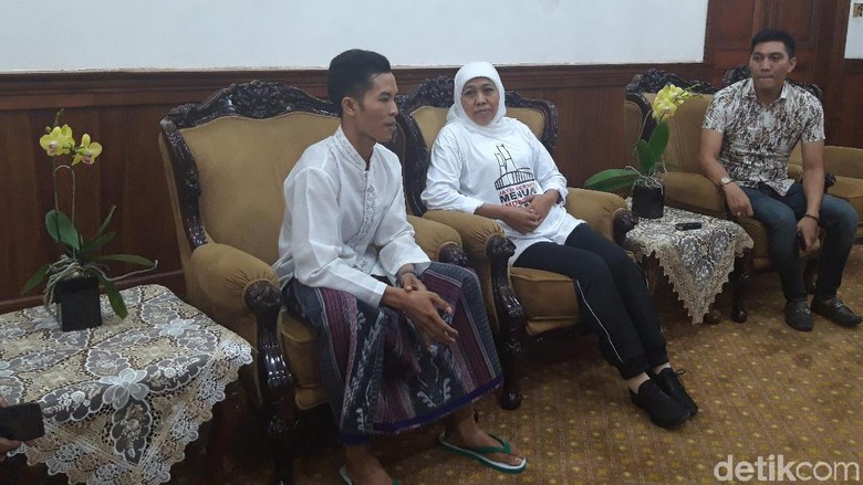 Pemuda Ini Jalan Kaki dari Pasuruan ke Surabaya demi Bertemu Khofifah Pemuda Ini Jalan Kaki dari Pasuruan ke Surabaya demi Bertemu Khofifah