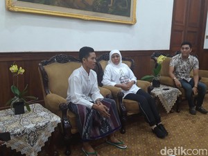 Pemuda Ini Jalan Kaki dari Pasuruan ke Surabaya demi Bertemu Khofifah