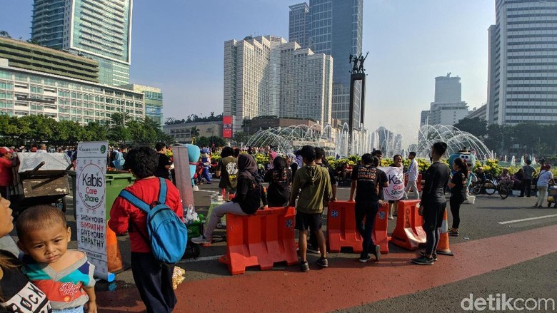 Sejumlah Orang Kampanye Anti-Sampah Plastik di CFD Sejumlah Orang Kampanye Anti-Sampah Plastik di CFD