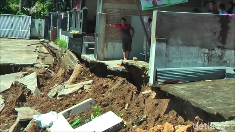 Belasan Halaman Rumah Warga di Mamuju Tiba-tiba Ambles 3 Meter Belasan Halaman Rumah Warga di Mamuju Tiba-tiba Ambles 3 Meter