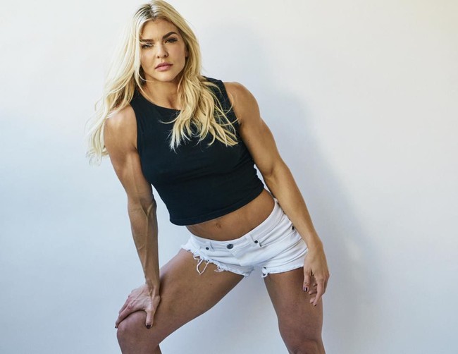 Untuk mempertahakan bentuk fisiknya karena ia kerap kali ikut kompetisi di bidang fitnes dan olahraga, Brooke melakukan diet khusus. Setiap harinya ia mengonsumsi empat telur, dua porsi ayam panggang, dan banyak sayuran. Foto: Instagram/@brookeence