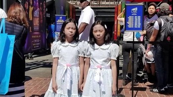 Ketika menjadi Gradys Daughters yang menghantui Danny Torrance di film klasik The Shining. Foto: Chihiro and Chieko via Bored Panda