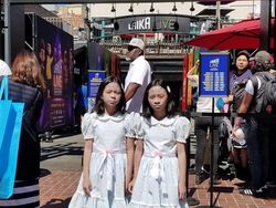 Aksi Keren Si Kembar yang Hobi Cosplay